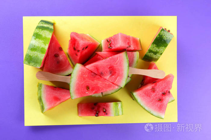 西瓜流行艺术 在黄色紫色的背景上有许多西瓜片 天然甜点 为素食者提供食物的创意故事 健康食品照片 正版商用图片0sgm0n 摄图新视界 西瓜流行艺术 在黄色紫色的背景上有许多西瓜片 天然甜点 为素食者提供食物的创意故事 健康食品照片 正版商用图片0sgm0n 摄图新视界