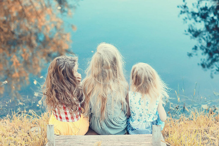 暑假.愉快的女朋友在度假, 姐妹在河上, 友谊, 幸福和家庭照片