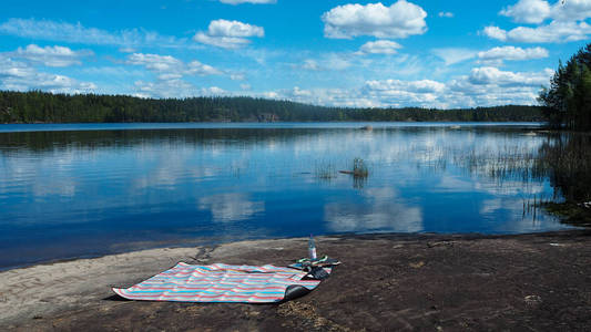 毯子在美丽的芬兰 lakescape 在夏天