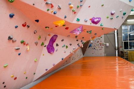 抱石赛在室内人工攀岩墙照片