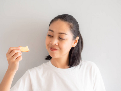 亚洲女人吃一块苹果