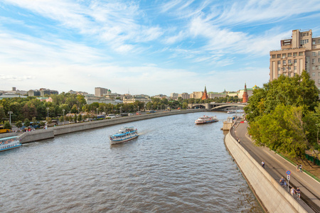 查看有关莫斯科河 Prechistenskaya 和 Bersenevskaya 的路堤和克里姆林宫，夏季城市景观