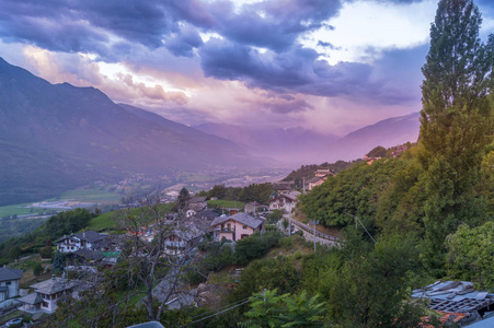 日落在意大利阿尔卑斯山。Colorfull 天空