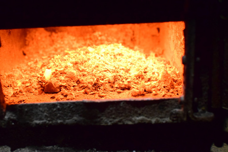 炉子里的热煤。加热粒子树烧红