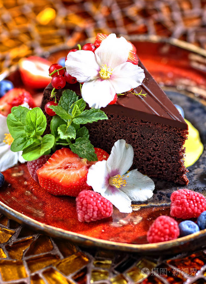 配有水果的巧克力布朗尼蛋糕