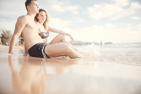 一群朋友在沙滩上晒日光浴, 快乐的人在海边放松身心