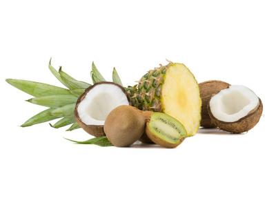 一切片成熟和热带菠萝, 多汁的激情水果, 猕猴桃和减半的椰子片在白色背景下分离