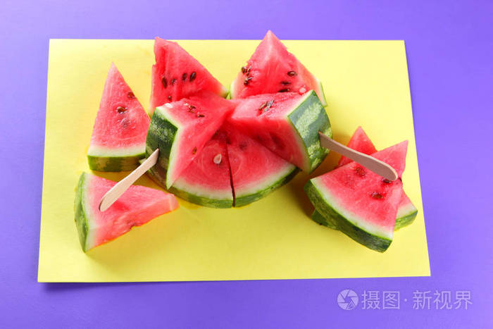 西瓜流行艺术 在黄色紫色的背景上有许多西瓜片 天然甜点 为素食者提供食物的创意故事 健康食品照片 正版商用图片0sgrec 摄图新视界 西瓜流行艺术 在黄色紫色的背景上有许多西瓜片 天然甜点 为素食者提供食物的创意故事 健康食品照片 正版商用图片0sgrec 摄图新视界