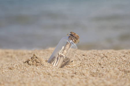 在沙滩上的小瓶子里留言图片