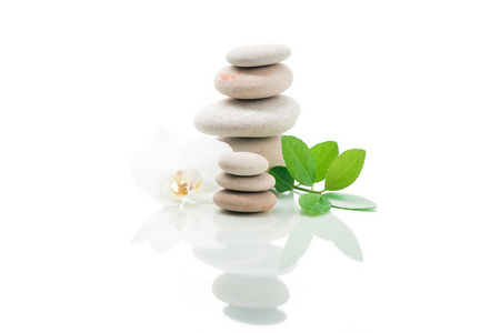 金字出入场孤立的平衡禅石头照片