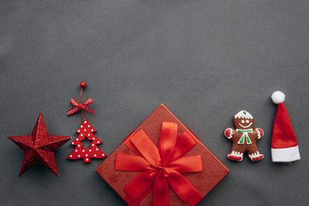 一个喜庆的红色框与弓和旁边的各种圣诞装饰品, 玩具和食品