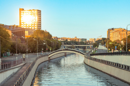 意见 Serebryanicheskaya 和 Bernikovskaya 的堤坝，在夏天的傍晚