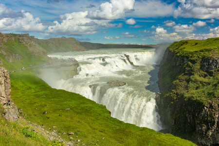 冰岛黄金圈的标志性 Gullfoss 瀑布和 Hvita 河