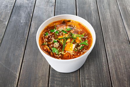 热的食物交付在木头味噌汤
