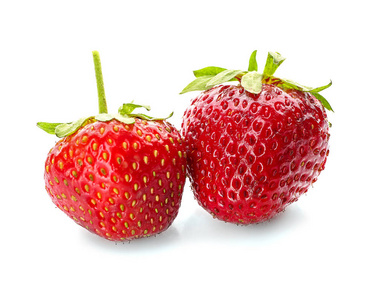白色背景的甜成熟草莓
