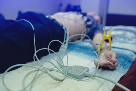 年度体检.护士测量患者血压心电图.心电图照片