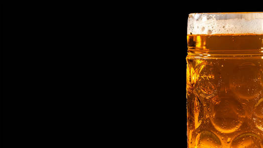传统 Octoberfest 巴法力亚啤酒在一个大一公升杯子与湿墙壁德国在光滑的黑色背景下
