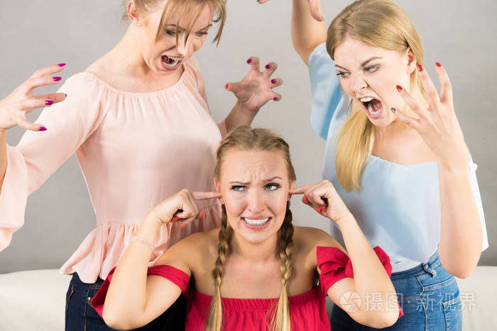 女人被欺负她的两个女性朋友妇女有参数愤怒愤怒女孩在她的朋友或妹妹