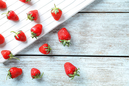 木桌上的甜熟草莓