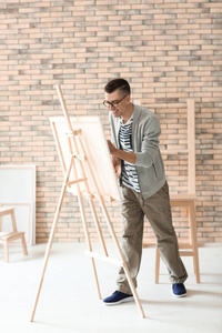 男艺人画在画布上的讲习班