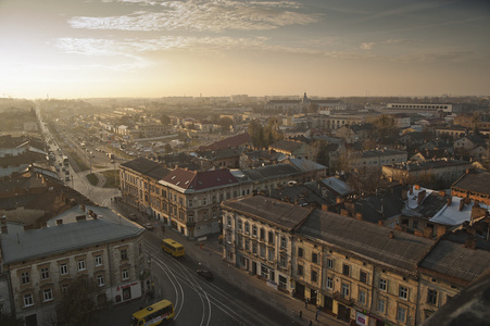 城市景观在利沃夫在日落