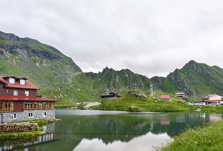 Fagaras 山区海上日落，罗马尼亚 balea 湖照片