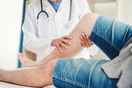 医生咨询与患者膝问题物理治疗概念