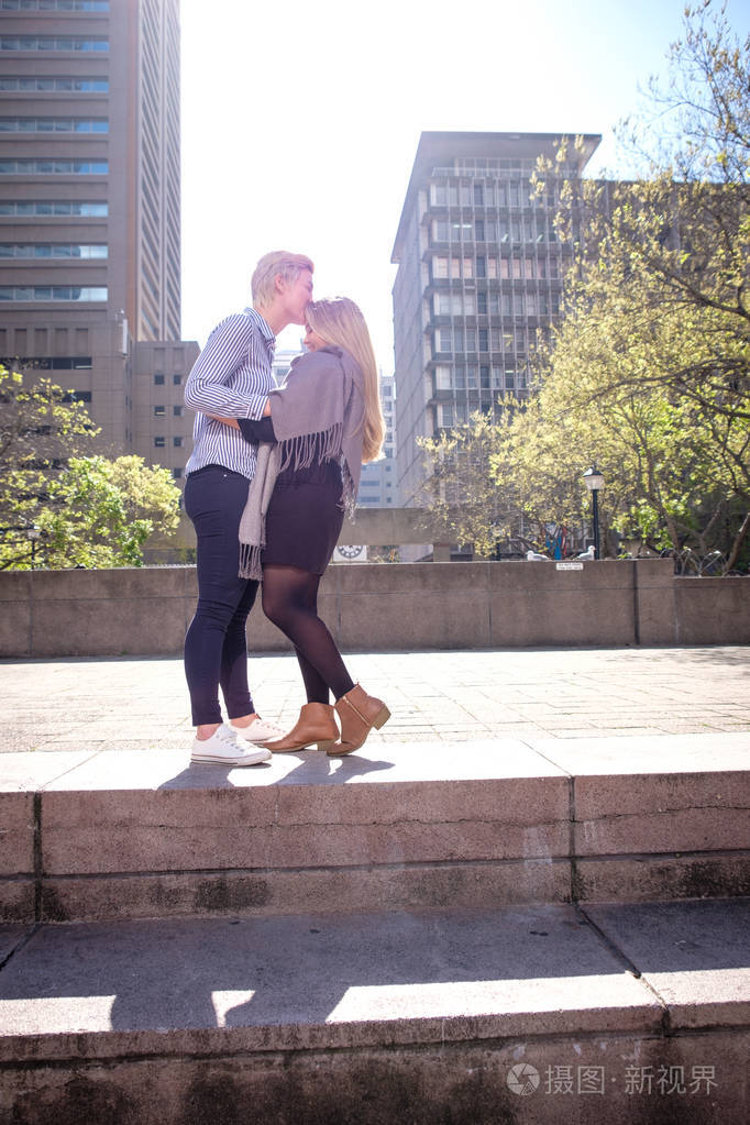 二十岁在南非开普敦两个女同性恋女同性恋者拥抱在