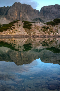 反映了岩石在 Sinanitsa 湖，皮林山