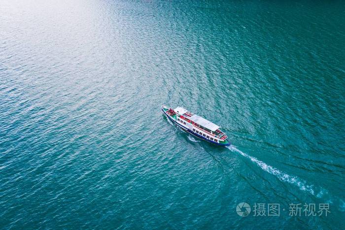 意大利湖边平静水上的旅游船空中无人机观