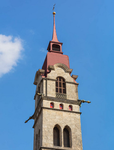 温特图尔城市教会的二个塔之一 德语 Stadtkirche 温特图尔 在瑞士反对蓝色天空