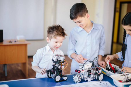 孩子们在参观机器人展览会时玩电动机器人