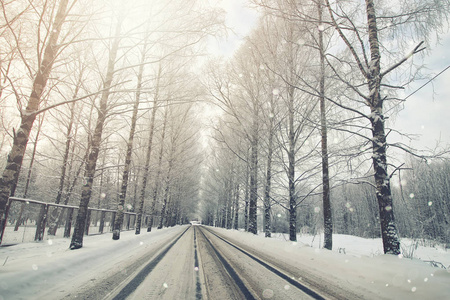 雪风暴冬季道路