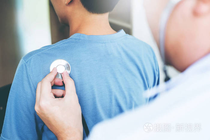 医生听病人用听诊器呼吸声音