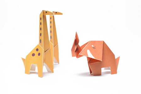 动物站立三折纸动物站立在白色背景, 二只长颈鹿和一只大象照片