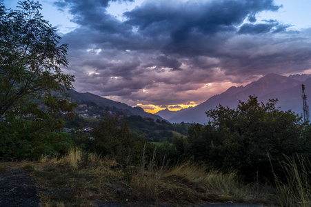 日落在意大利阿尔卑斯山。Colorfull 天空