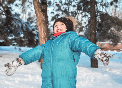 可爱的小女孩玩雪