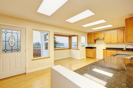 宽敞的厨房配备天窗和黑色花岗岩台面