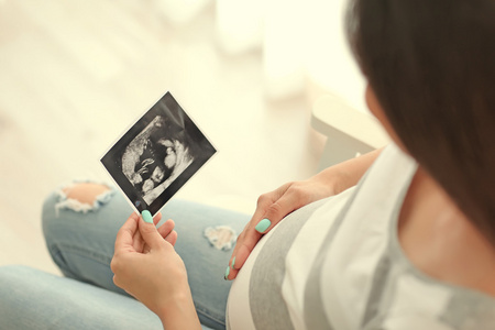 孕妇和超声音照片