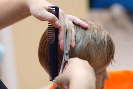 的发型时尚的现代复古发型侧边部分,中间有一个男孩在理发店的分离