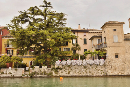 城堡在西尔米奥内, 与它的护城河, 意大利