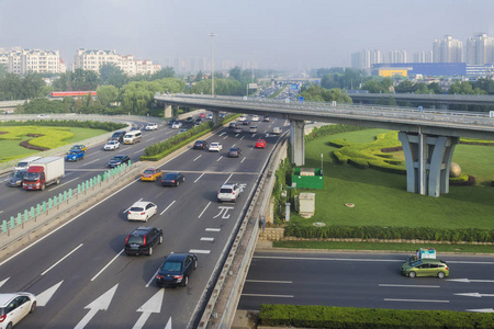 北京市白天汽车行驶在高速公路上