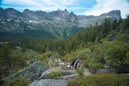 山瀑布。非常美丽的风景与山瀑布和纯净的山河