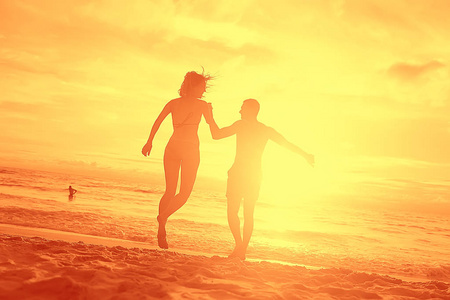 在沙滩上的情侣, 年轻的家伙和妇女在海边放松, 暑假的概念, 在海上度假