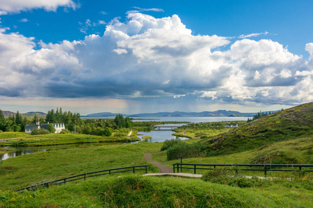 风景秀丽的 Thingvellir 国家公园在 Icelands 金黄圈子, 一个历史世界遗产网站那里世界的第一个议会发生了