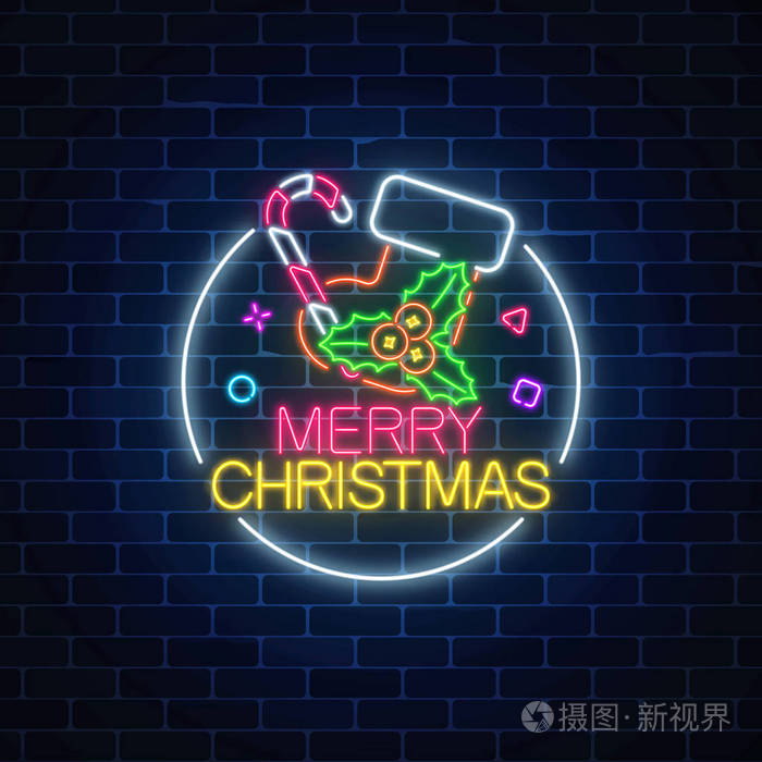 插画 闪闪发光的霓虹灯圣诞节标志与圣诞袜, 糖果藤和冬青在圆形框架.