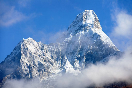 芒特 Dablam 在云彩之内, 方式到珠穆朗玛峰基地阵营, 昆布谷, Solukhumbu 萨加玛塔国家公园, 珠穆朗玛峰地区