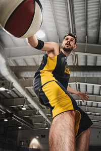 灰色的健身房背景球篮球运动员的肖像