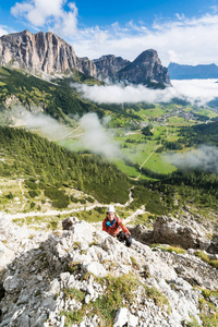 年轻有吸引力的女登山者在困难通过 Ferrata 在白云岩在巴迪亚在南蒂罗尔在意大利