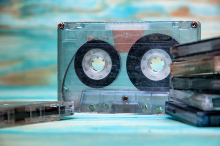 在蓝色背景上的旧音乐音频磁带